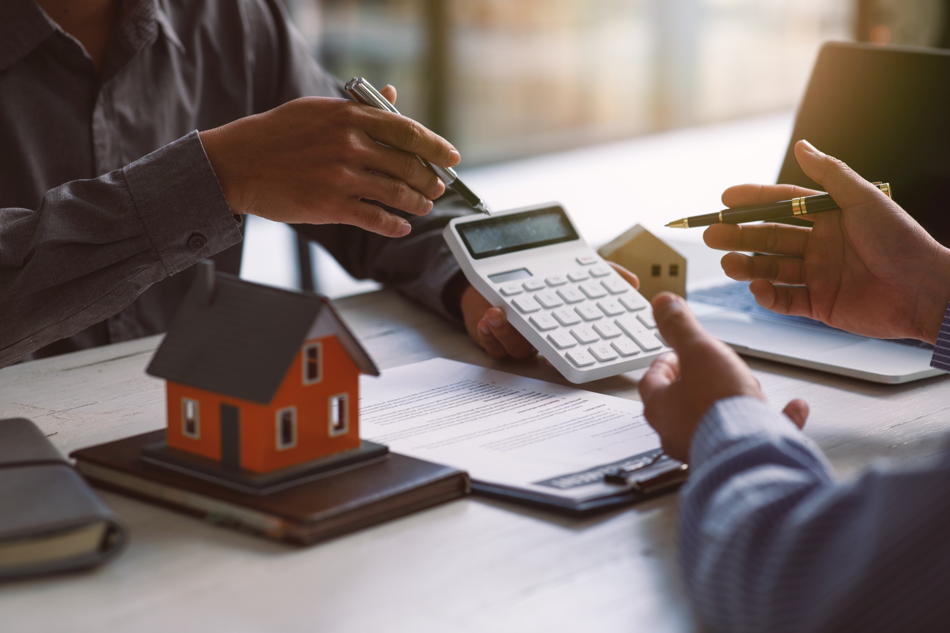 Persona muestra una calculadora a otra